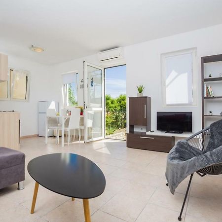 Apartment Kucera Ровин Екстериор снимка