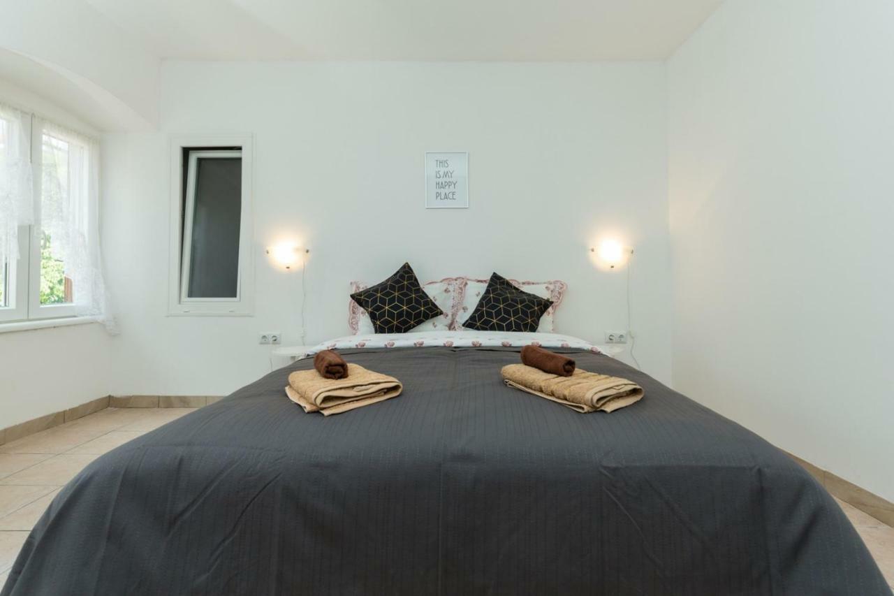 Apartment Kucera Ровин Екстериор снимка